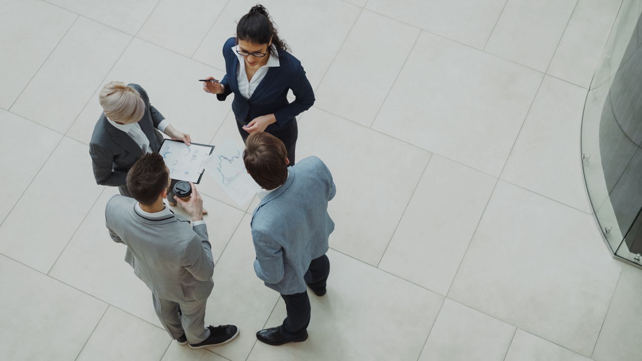 Groupe de professionnels du business travaillant ensemble dans un environnement de bureau.